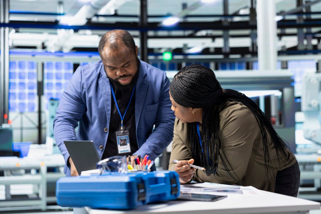 Emtro engineers team working together.
